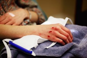 Bătăuș la 71 de ani: și-a lovit soția și fiica