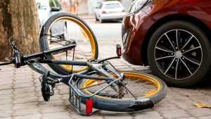 Copil de 15 ani lovit de mașină după ce a trecut cu bicicleta pe culoarea roșu a semaforului