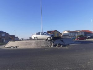 O femeie s-a oprit cu mașina într-un sens giratoriu nou din Moșnița. Doi răniți în accident