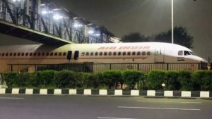 Epava  unui avion Air India a rămas blocată sub pasarela de pe autostrada Delhi-Gurugram