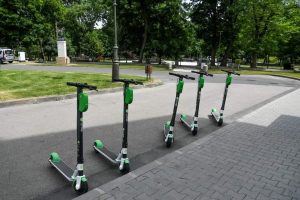 Trotinetele din Arad, capcane pentru nevăzători