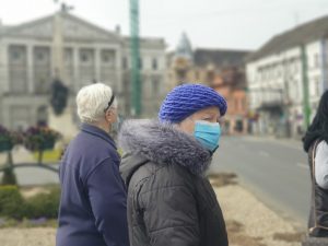 Aradul a trecut de 6 cazuri la mie. Masca devine obligatorie și pe stradă!