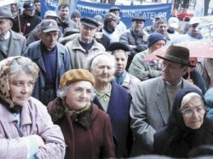 Pensionarii din toată țara ies în stradă, împotriva Guvernului Cîțu