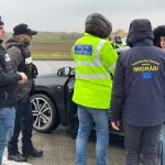 Zece străini, scoși din țară sub escortă și cu interdicție de a reveni cinci ani