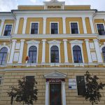 Sute de elevi nu pot folosi curtea Colegiului Elena Ghiba Birta, din cauza unei gropi abandonate de constructor
